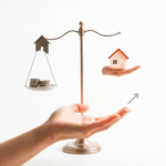 Balanță echilibrată cu monede și o machetă de casă, mână deschisă ținând o monedă strălucitoare și săgeți abstracte pe un fundal cu gradient delica...
