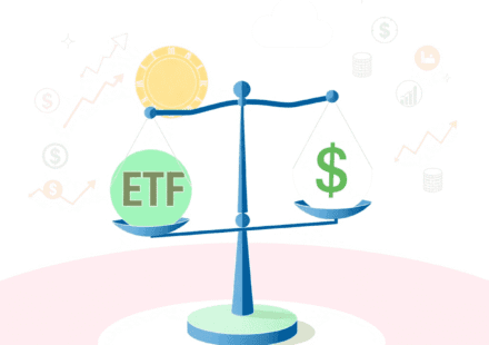 Balanță echilibrată cu simboluri pentru ETF și fonduri mutuale, înconjurată de icoane care reprezintă creșterea, diversificarea și investiția, pe u...