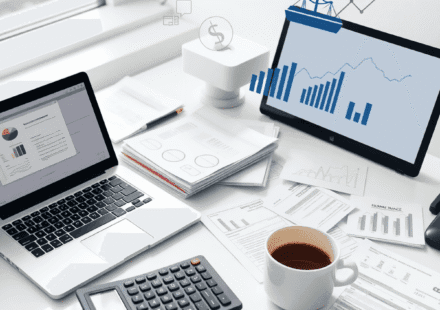 Birou luminos cu laptop, calculator, documente financiare, o ceașcă de cafea și simboluri abstracte ce reprezintă fluxul banilor, ilustrând gestion...