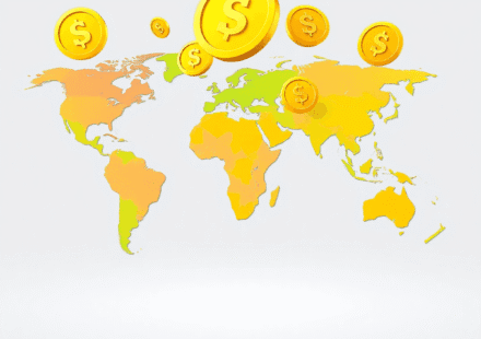 Hartă mondială realistă cu monede de aur și icoane de monedă digitală plutind deasupra continentelor, simbolizând finanțele globale și schimbul val...