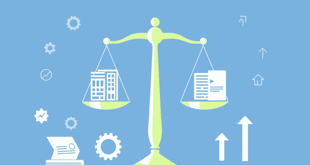 Scenă abstractă de birou cu balanță echilibrată, roți dințate, documente și săgeți care simbolizează managementul resurselor umane, creșterea și pr...